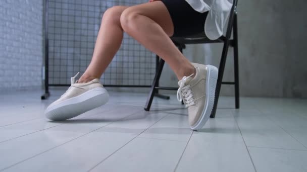 Mulher Shorts Bicicleta Preta Camisa Branca Sentada Cadeira Estúdio Lady — Vídeo de Stock