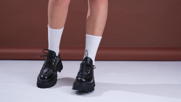 Μαύρο Eco Δερμάτινες Μπότες Τεράστιες Σόλες Τρακτέρ Και Κορδόνια Φοριούνται — Αρχείο Βίντεο