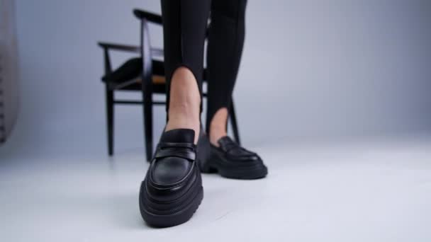 Modelo Femenino Que Demuestra Zapatos Elegantes Suelas Gruesas Tractor Fondo — Vídeos de Stock