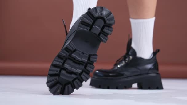 Zapatos Cuero Negro Moderno Suelas Gruesas Tractor Calzado Cómodo Combinado — Vídeo de stock