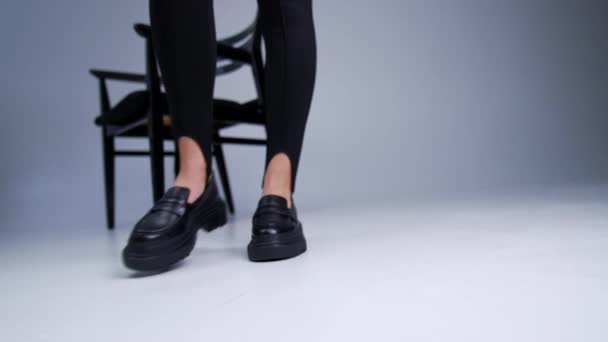 Модель Чёрных Леггинсах Чёрных Туфлях Показывает Свою Обувь Камеру Черное — стоковое видео