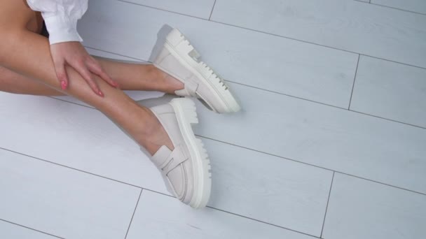 Голые Ноги Женщины Модели Белых Туфлях Подошвах Трактора Женщина Меняет — стоковое видео