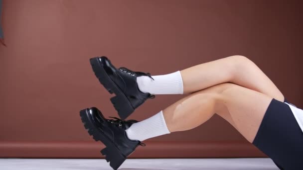 Chica Encuentra Suelo Con Calcetines Blancos Zapatos Modernos Negros Con — Vídeos de Stock