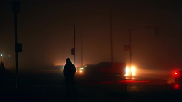 Tmavé Siluety Lidí Zahlédnutých Tlumeném Pouličním Světle Během Výpadku Město — Stock video