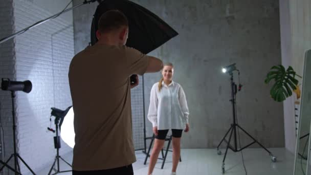 Stüdyoda Fotoğrafçılığın Sahne Arkası Beyaz Tişörtlü Şortlu Bir Kadın Modelin — Stok video