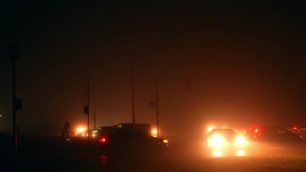 Автомобіль Освітлює Темні Вулиці Міста Коли Немає Енергії Нічний Проміжок — стокове відео