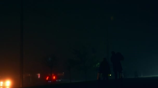 Gente Camina Apresuradamente Por Las Calles Oscuras Por Noche Hora — Vídeos de Stock