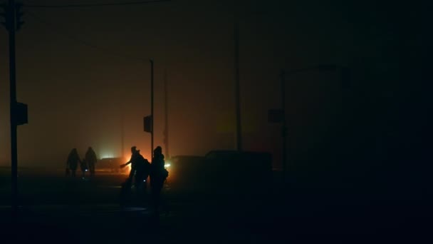 Gente Las Ciudades Ucranianas Caminando Con Linternas Por Noche Que — Vídeo de stock
