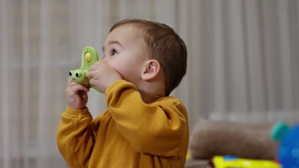 Białe Dziecko Trzymające Zabawkę Ustach Maluch Próbuje Przeżuć Swoją Zabawkę — Wideo stockowe