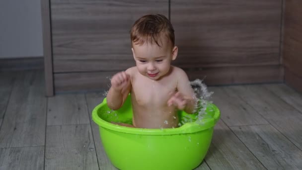 Garoto Caucasiano Excitado Salpicando Água Uma Banheira Onde Ele Está — Vídeo de Stock