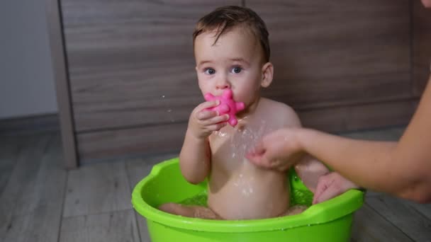 Las Manos Mamá Lavando Hijo Sentado Lavabo Chico Encantador Centra — Vídeos de Stock