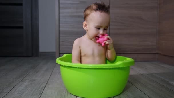 Lovely Baby Sits Naked Tub Filled Water Ребенок Играет Резиновой — стоковое видео