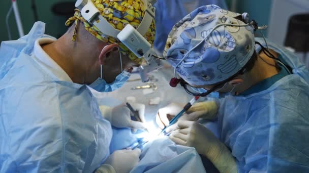 Los Médicos Iluminan Área Operacional Con Linternas Cabeza Cirujanos Cooperantes — Vídeo de stock