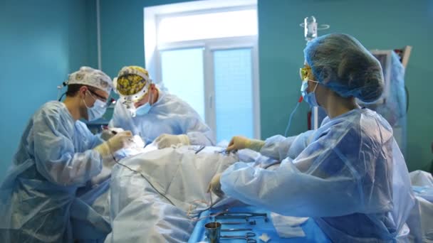 Operace Štítné Žlázy Prováděná Dvěma Chirurgickými Pracovníky Pomáhat Zdravotní Sestře — Stock video