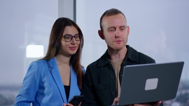 Pracownicy Biurowi Stoją Przy Oknie Skupiają Się Laptopie Rękach Człowieka — Wideo stockowe