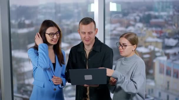 Büro Team Diskutiert Aktiv Laptop Der Mann Zeigt Das Thema — Stockvideo