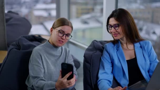 Разработка Идей Планов Женщины Коллеги Разговаривают Обсуждают Использование Ноутбука Телефона — стоковое видео