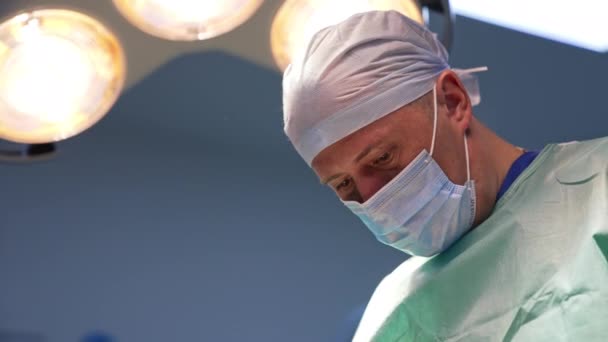 Lekarz Masce Skupia Się Zabiegu Chirurgicznym Nad Głową Chirurga Świecą — Wideo stockowe