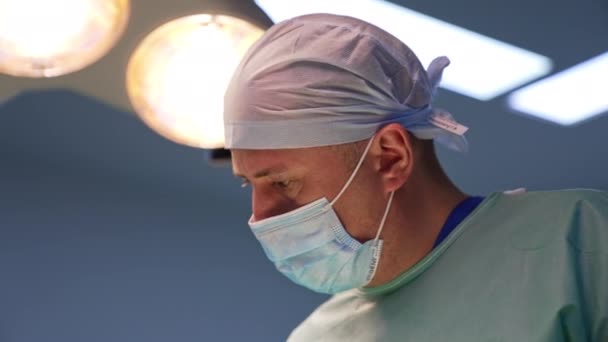 Chirurgien Adulte Opération Masquée Capuchon Ferme Lampes Dans Salle Opération — Video