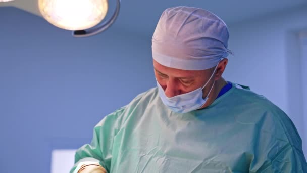 在手术室工作的有信心的有经验的外科医生 一个专心致志的专业人士俯视病人的画像 靠近点 — 图库视频影像