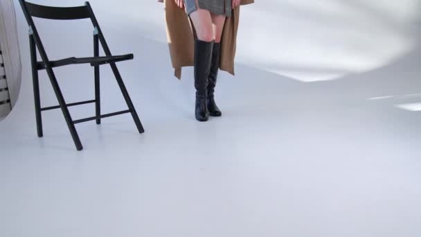 Elegancki Stylowy Kobiecy Wygląd Modelu Pani Mini Spódniczce Płaszczu Czarnych — Wideo stockowe