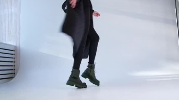 Siyah Ceket Kot Pantolon Giyen Meçhul Kadın Yanında Küçük Bir — Stok video