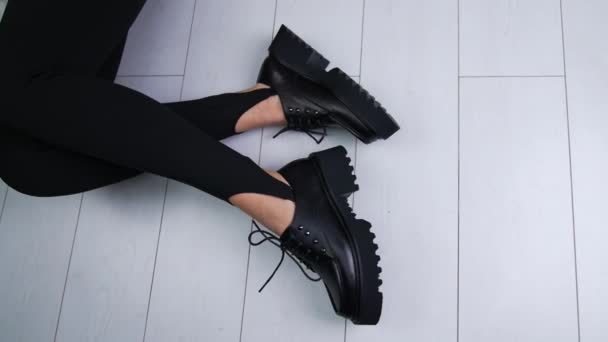 Moda Zapatos Diseño Negro Demostración Modelo Leggings Negro Sienta Suelo — Vídeo de stock
