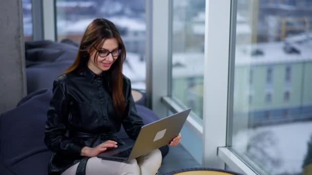 Ofiste Dizüstü Bilgisayarla Çalışan Kadın Girişimci Gözlüklü Kadın Ekrana Bakıyor — Stok video