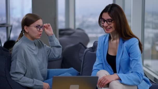 여성들은 직장에서 아이디어를 공유합니다 이야기 의자에 말하고 노트북의 화면을 — 비디오