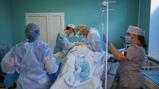 在普通手术室工作的医疗队 外科医生在做甲状腺手术 护士正在设置下降计数器 — 图库视频影像