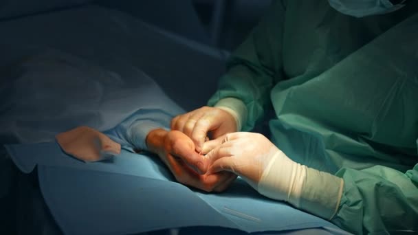 Kirurgen Använder Nål Patientens Hand Kirurgi Lem Som Utförs Mörk — Stockvideo