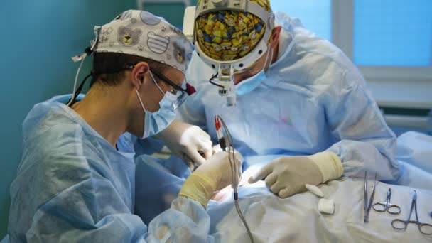 Les Professionnels Chirurgie Appliquent Des Outils Électriques Fonctionnement Médecins Masculins — Video
