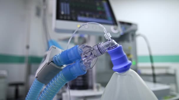 Ambu Torbasına Bağlı Kalın Borular Kapatın Bulanık Arkaplanda Çalışan Akciğer — Stok video