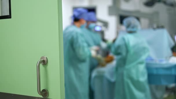 Открытая Дверь Металлической Ручкой Больнице Команда Хирургов Проводит Операцию Операционной — стоковое видео