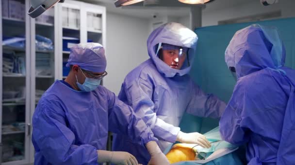 Medische Specialisten Dragen Beschermende Pakken Die Aan Operatie Werken Groep — Stockvideo