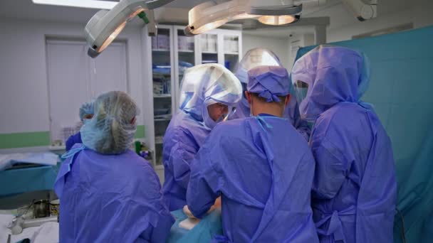 Chirurgie Professionals Beschermende Pakken Staan Rond Operationele Tafel Assisteren Verpleegster — Stockvideo