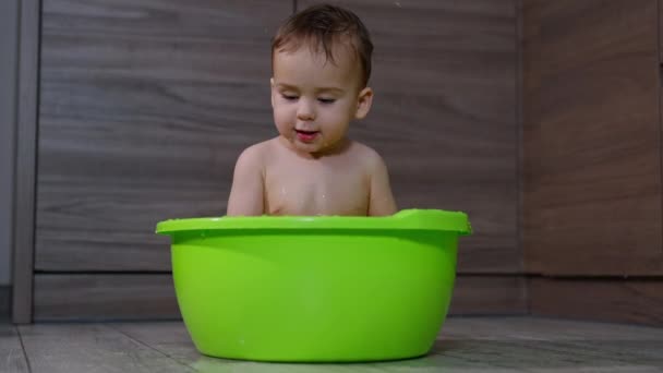 Söt Glad Liten Barn Som Har Badtid Den Gröna Tvättskålen — Stockvideo