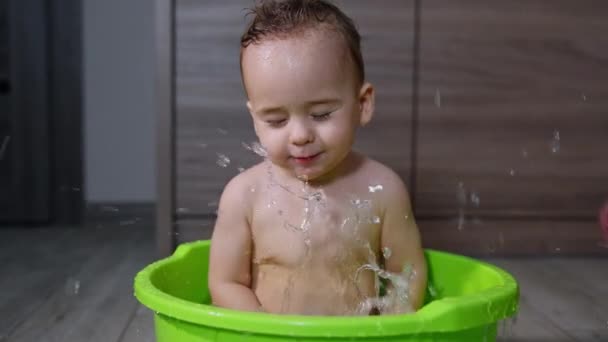Pequeno Menino Sentado Lavando Banheira Verde Criança Encantadora Salpicando Água — Vídeo de Stock