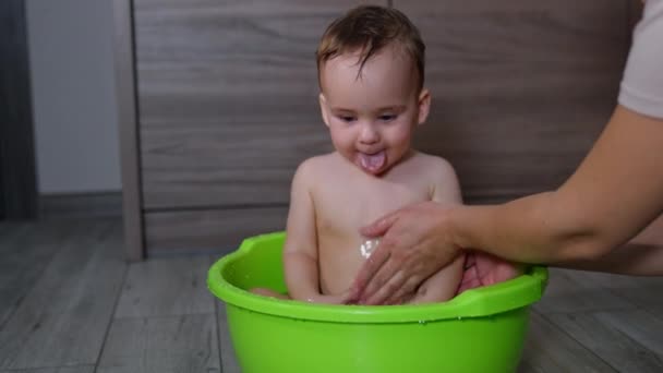 Cuidar Mãe Lavando Seu Lindo Bebê Sentado Lavatório Calma Menino — Vídeo de Stock