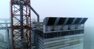 Büyük metal depolama yapısının havadan görüntüsü. Devasa buğday tanecikli asansör..