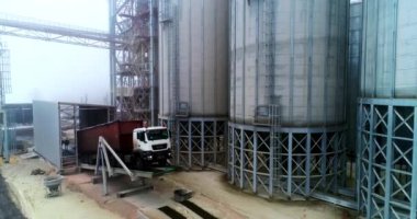 Devasa buğday tanecikli asansör. Büyük metal depolama yapısının havadan görüntüsü.