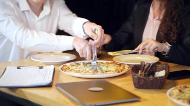 Çekici işçileri olan bir pizza şirketi. Ofis kutlaması.
