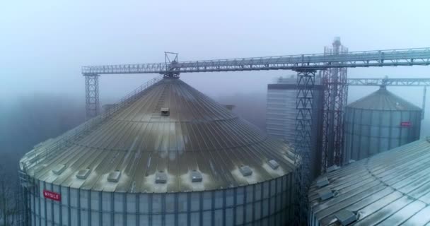 工业大型电梯集装箱 金属现代谷物制造厂罐 — 图库视频影像