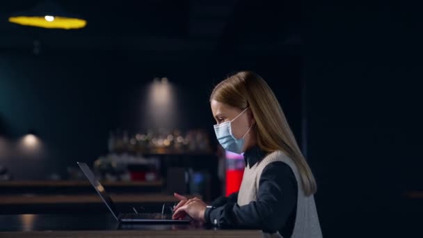 Affärskvinna Mask Som Arbetar Modern Arbetsplats Karantänföretagsarbete — Stockvideo