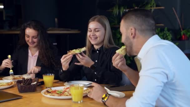 Neşeli Ofis Çalışanları Şirket Toplantısı Yapıyor Modern Restoranda Bir Şirket — Stok video