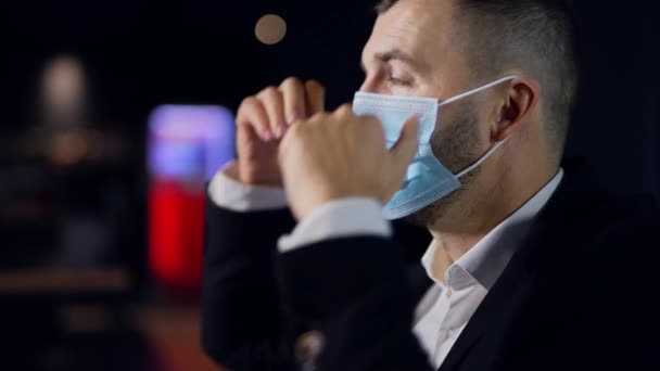 Homem Protegido Contra Pandemia Cargo Tempo Quarentena Empresário Mascarado Trabalhando — Vídeo de Stock