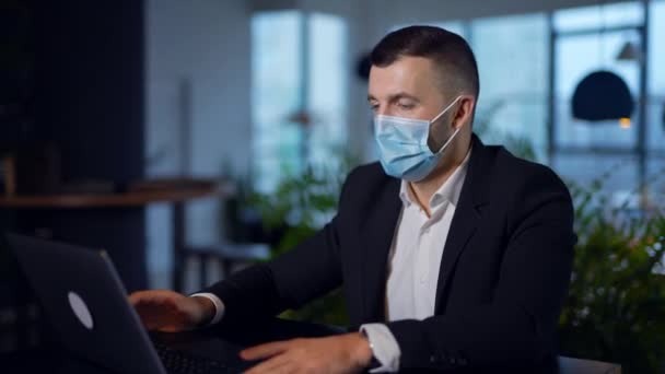 Quarantaine Tijd Zakenman Masker Werkt Pandemische Beschermde Man Functie — Stockvideo
