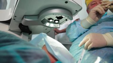 Göz düzeltme teknolojisi operasyonu. Tıbbi profesyonel göz lazer düzeltme ekipmanı.