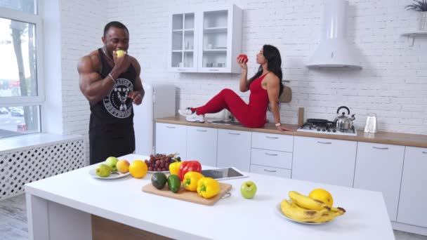 Γυμναστήριο Νεαρό Ζευγάρι Τρώει Φρούτα Λευκή Κουζίνα Ζευγάρι Τρόπο Ζωής — Αρχείο Βίντεο