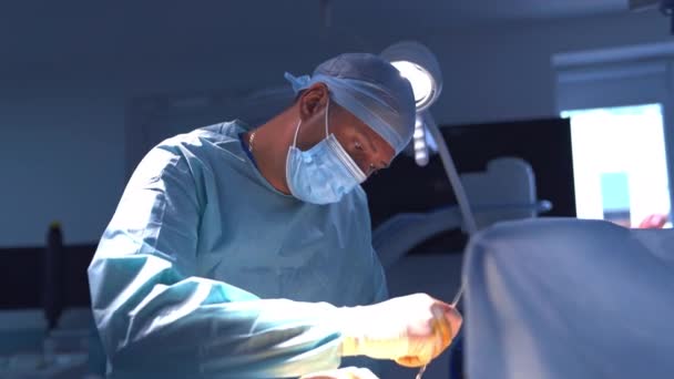 Cirurgião Que Usa Tesoura Médica Durante Cirurgia Plástica Sala Cirurgia — Vídeo de Stock